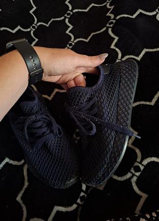 Кросівки adidas.