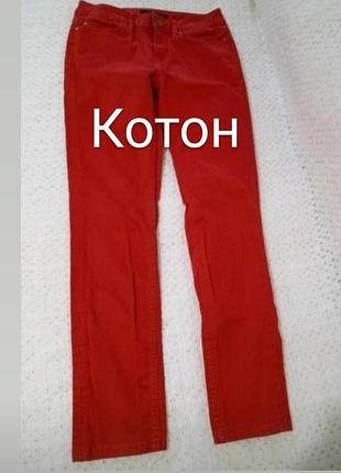 Джинсы красного цвета от бренда tommy hilfiger