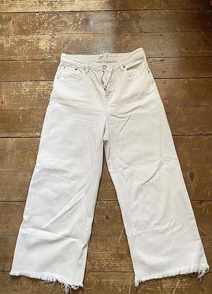 Продам білі джинси pull&bear у дуже хорошому стані. широкий крій (wide leg), стильний необроблений край. без плям і дірок. продаю, бо стали замалі.