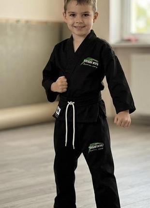 Чорне дитяче кімоно для єдиноборств бренду toshi ryu martial arts з яскравим логотипом на грудях та штанах