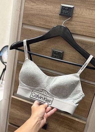 Топ від бренду calvin klein