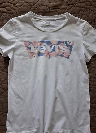 Женская футболка белого цвета levi's.