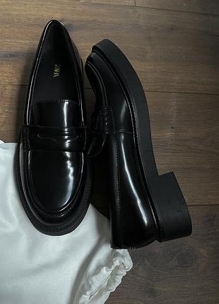 Лаковані лофери zara жіночі