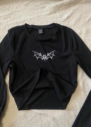 Лонглів кроп топ з рукавом в рубчик чорний з принтом кажан 🦇 аніме  готичний рок вінтаж y2k shein m