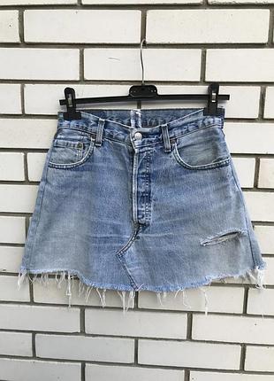 Джинсова вінтажна міні спідниця с потертостями levis