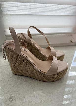 Босоніжки на танкетці