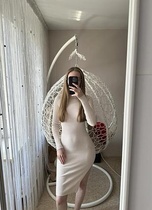 Сукня бежева приталена