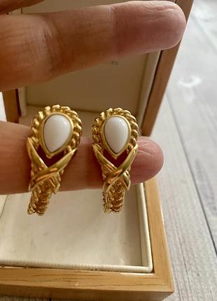 Trifari вінтажні сережки півкільця білі золотисті американський вінтаж