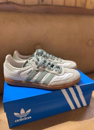 Кросівки жіночі adidas samba og w id0492 — оригінал, нові, розмір 40 2/3 (eu) у стильному білому кольорі з м’ятними смужками та гумовою підошвою.