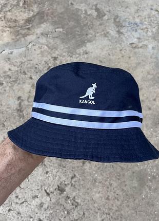 Вінтажна темно синя панама kangol з маленьким логотипом у смужку
