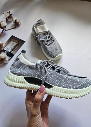 Жіночі кросівки