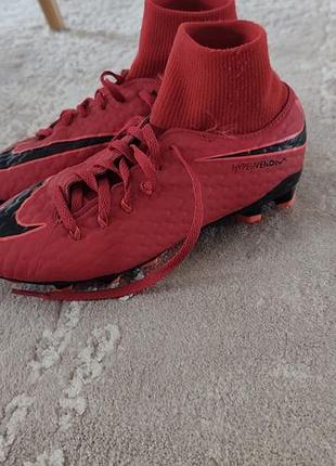 Продам футбольные детские бутсы nike с воротничком dynamic fit. состояние хорошее, воротнички целый верх без трещин и разрывов износ небольшой шипы.