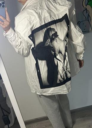 Сорочка zara x 2pac tupac біла оверсайз з принтом на спині