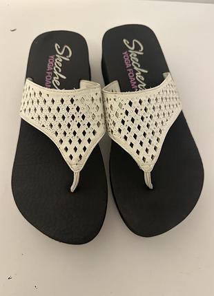 В'єтнамки skechers yoga foam 3 перфорованим білим верхом та стразами. розмір37, довжина 24