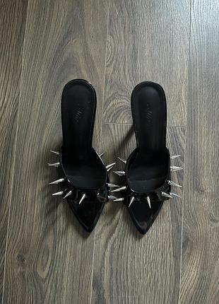 Босоніжки мюлі жіночі чорні з шипами dollskill