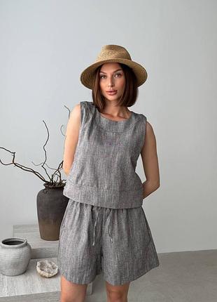 Льняний костюм з майкою та вільними короткими шортами з кишенями
