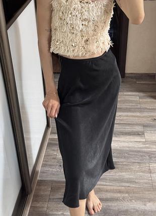 Чорна атласна спідниця міді zara асиметрична юбка