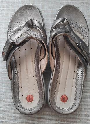 Серебристые кожаные сандалии clarks