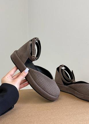Натуральные замшевые коричневые босоножки с перфорацией