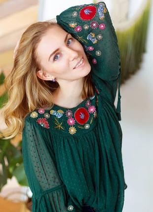 Zara з вишитими рукавами та визольєм горіза