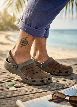 Стильні сабо crocs yukon — крокси з натуральною шкірою/нубуком.