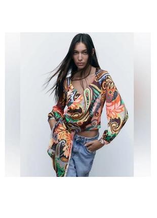 Жіноча блуза zara з яскравим квітковим та пейслі принтом, глибоким v-подібним вирізом і довгими рукавами.