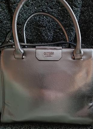 Женская сумка бренда guess серебристого цвета