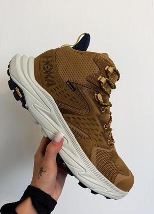Трекінгові черевики hoka anacapa 2 mid gtx мають коричневий верх із нубуку та підошву vibram. оригінал