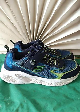 Дитячі кросівки фірми skechers розмір 33 устілки 20-20,5 в гарному стані на одному є потертість інше все ціле