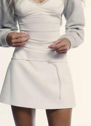 Молочна міні спідниця трапеція zara з тонким поясом та шортиками