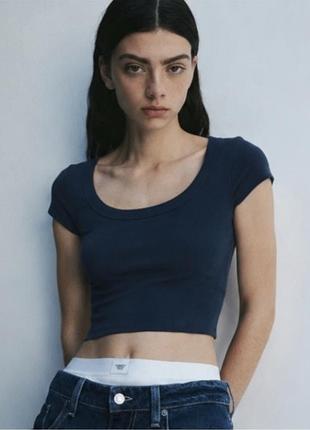 Хлопковый укороченный топ в рубчик темно-синего цвета бренда h&amp;m.