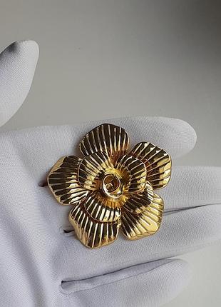 Красива вінтажна броша квітка