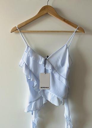 Тонка блуза на бретельках bershka із довгими рюшами небесно блакитного кольору