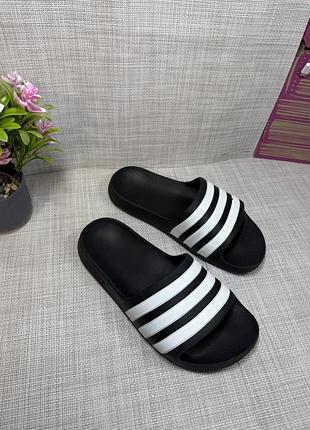 Оригінальні шльопанці adidas