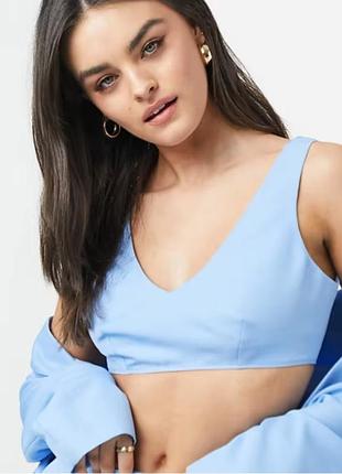Класичний блакитний кроп-топ asos design з v-подібним вирізом костюмної тканини.