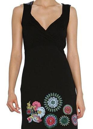 Трикотажное красивое платье с вышивкой/ m- l/brend desigual