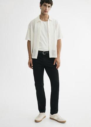 Чоловічі чорні джинси від бренду h&m slim fit, які є базовим елементом повсякденного гардероба.