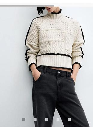 Кремовый женский джемпер mango cable-knit с контрастной черной отделкой по краям и фактурной вязкой "косичка".
кофта лонгслив водолазка