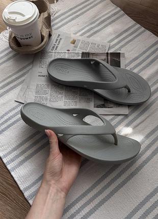 Шльопки, вʼєтнамки crocs