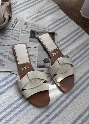 Шкіряні, плетені шльопки zara