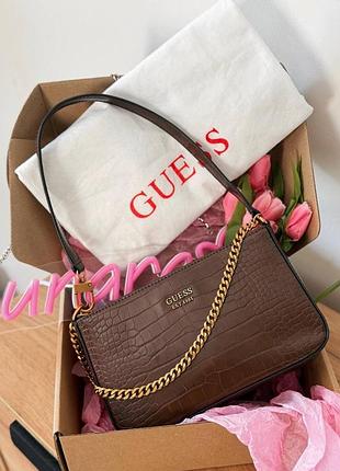 Оригінальна сумка guess katey mini у темно-коричневому кольорі з фактурою під крокодила та золотистою фурнітурою🤍