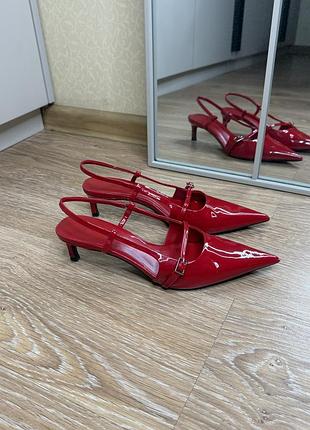 Підбори трендові лакові на низькому каблуку червоні с гострим носком zara