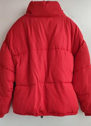 Стьобана куртка pull&bear червоного кольору з коміром-трубою5 фото