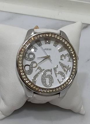 Шикарные часы guess с белым кожаным ремешком и увеличенным циферблатом диаметром 51 мм - это стильные и универсальные наручные часы.