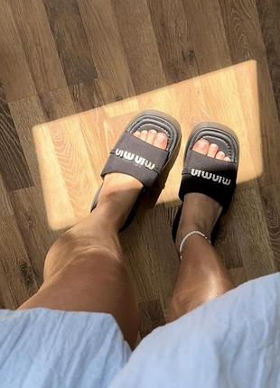 Шльопанці на платформі 8