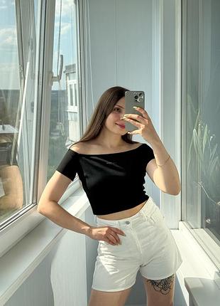 Чорний вкорочений топ на плечі calvin klein 1+1=3