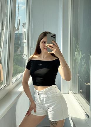 Чорний вкорочений топ на плечі calvin klein 1+1=3 2