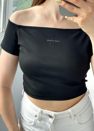 Чорний вкорочений топ на плечі calvin klein 1+1=3 3