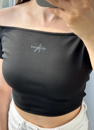 Чорний вкорочений топ на плечі calvin klein 1+1=3 5
