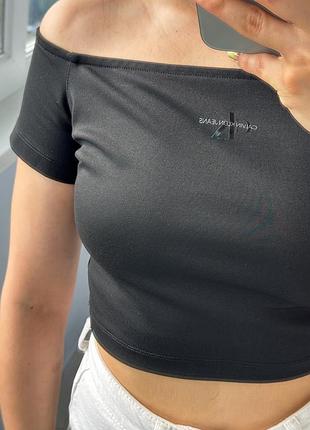 Чорний вкорочений топ на плечі calvin klein 1+1=3 10
